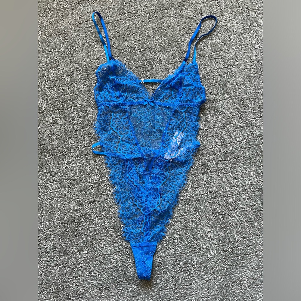 NWT Victoria’s Secret cerulean blue lace teddy size M.